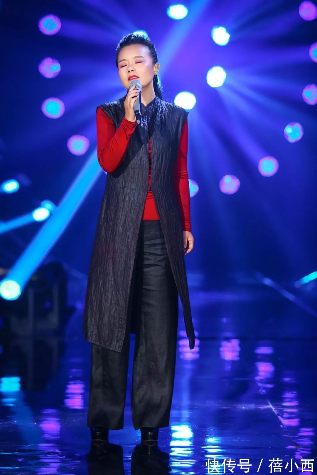 素颜|龚琳娜精神状态挺年轻,穿民族风印花外套配紧身裤,素颜状态很美