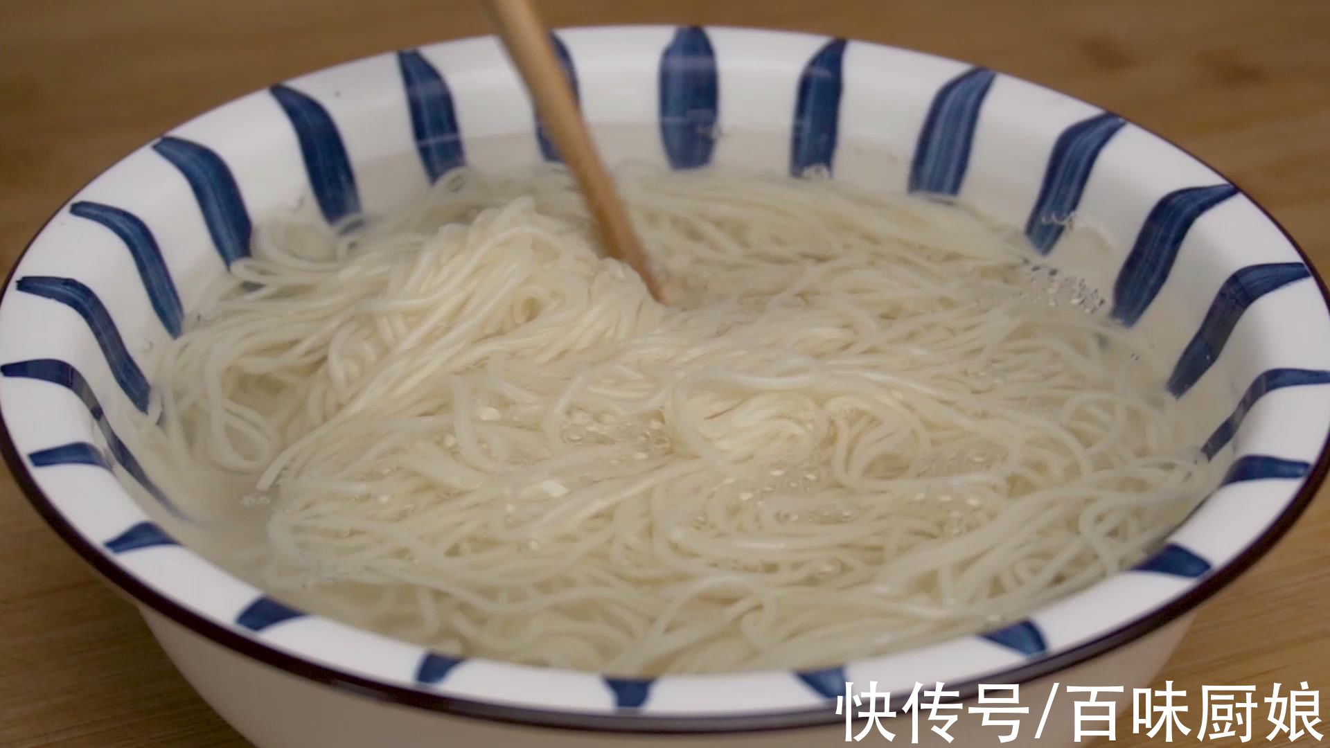 面条这样做,加葱花一点缀,简单又美味,一点也不比饭店做的差