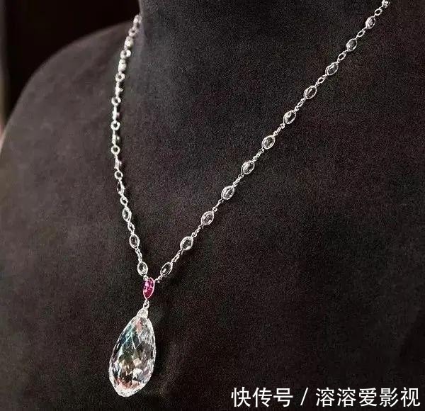 贵气 向太真壕,脖子上8千多万的钻石不算什么,祖母绿钻戒都不止一颗