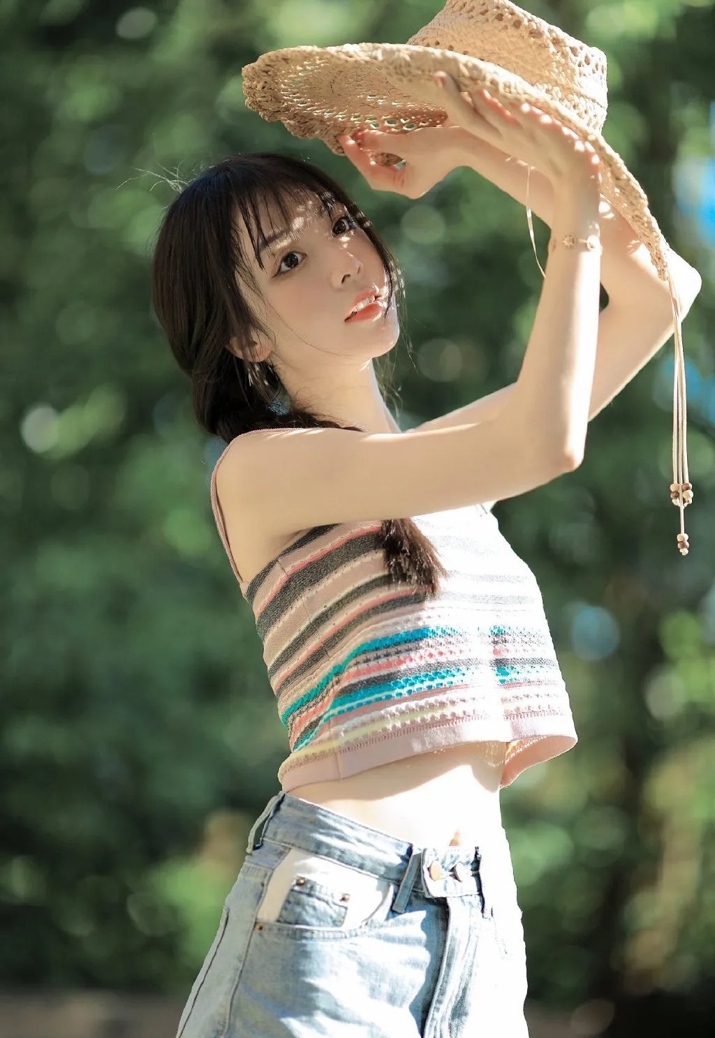 街拍时尚:大眼睛的女孩,看着就清凉透气