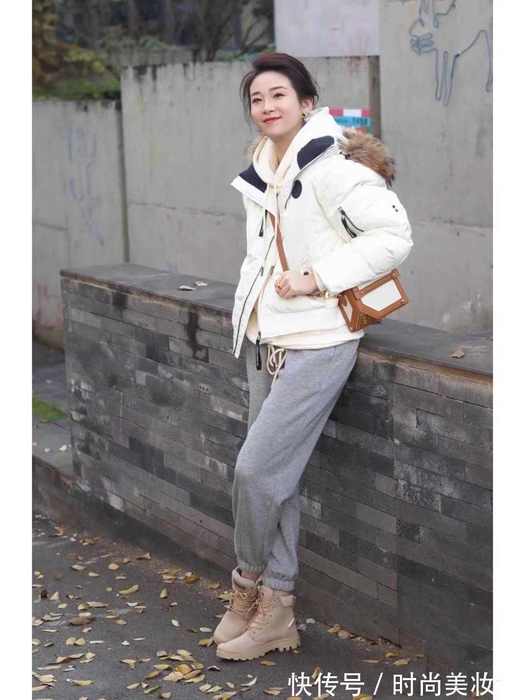 打底衫|“羽绒服”还是只会配打底衫吗?学她的叠穿搭配,洋气又保暖