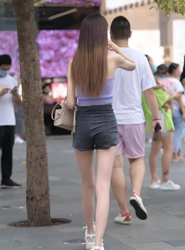 搭配 黑色修身连衣裙显瘦,四条肩带设计很有女人味