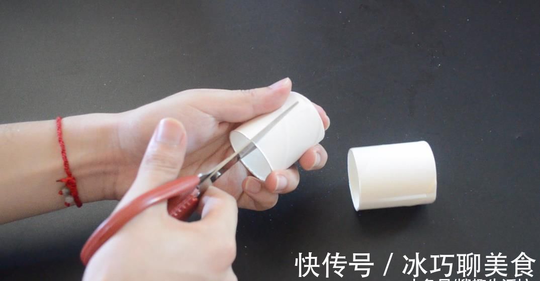 把卷纸筒粘在垃圾桶是上, 这个作用太神奇了, 解决了很多家庭的烦恼