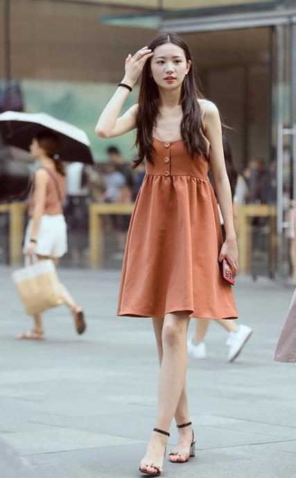 迷人|街拍小姐姐一件蓝色针织一字肩搭配黑色短裤,优雅大气的感觉