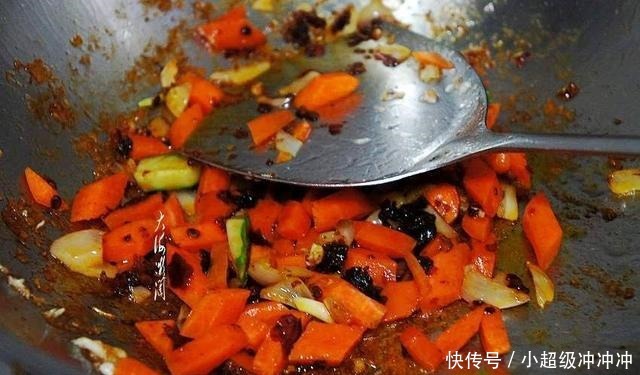 鸡胸肉最下饭的做法,我家隔三差五做一次,老人孩子都爱吃