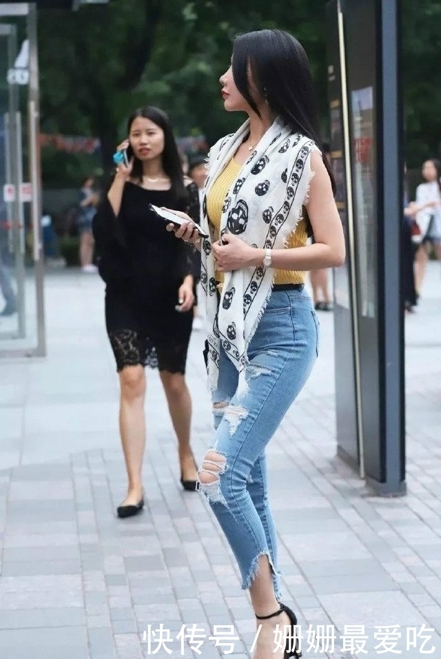 街拍:穿破洞牛仔裤的小姐姐很时尚,围巾更是亮点!