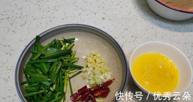 秋冬少吃丝瓜冬瓜多吃这菜，便宜又营养，不放肉也很香，儿子爱吃！