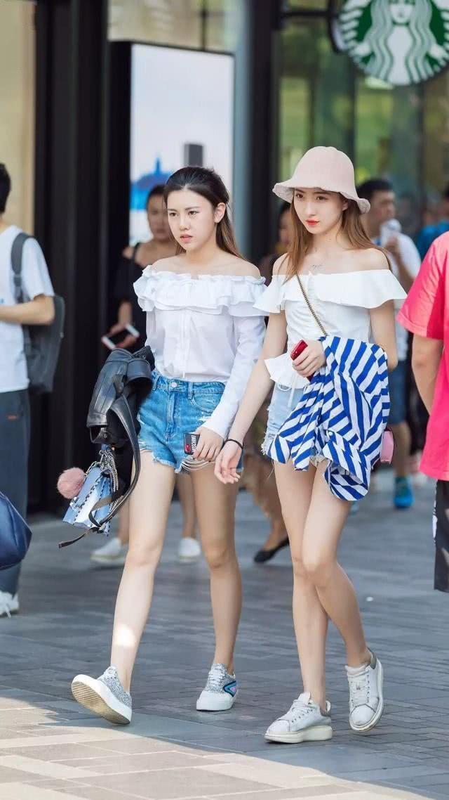 街拍:身材苗条的小姐姐,一条浅色的连衣裙,尽显女神气质