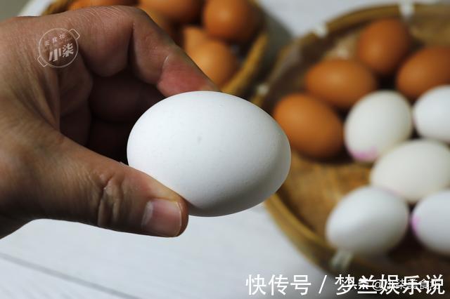 买鸡蛋，挑红皮的还是白皮的好？养鸡大爷无意说漏嘴，别再买错了