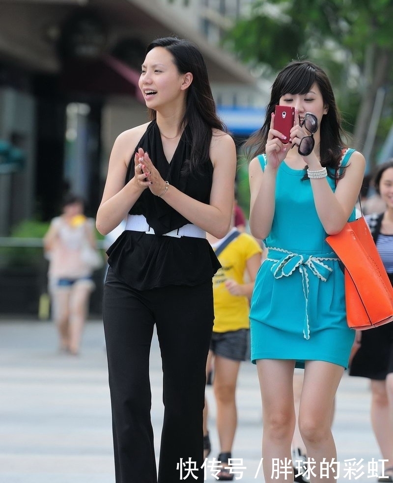 两个打扮非常时尚的美女，风度翩翩，气质十足