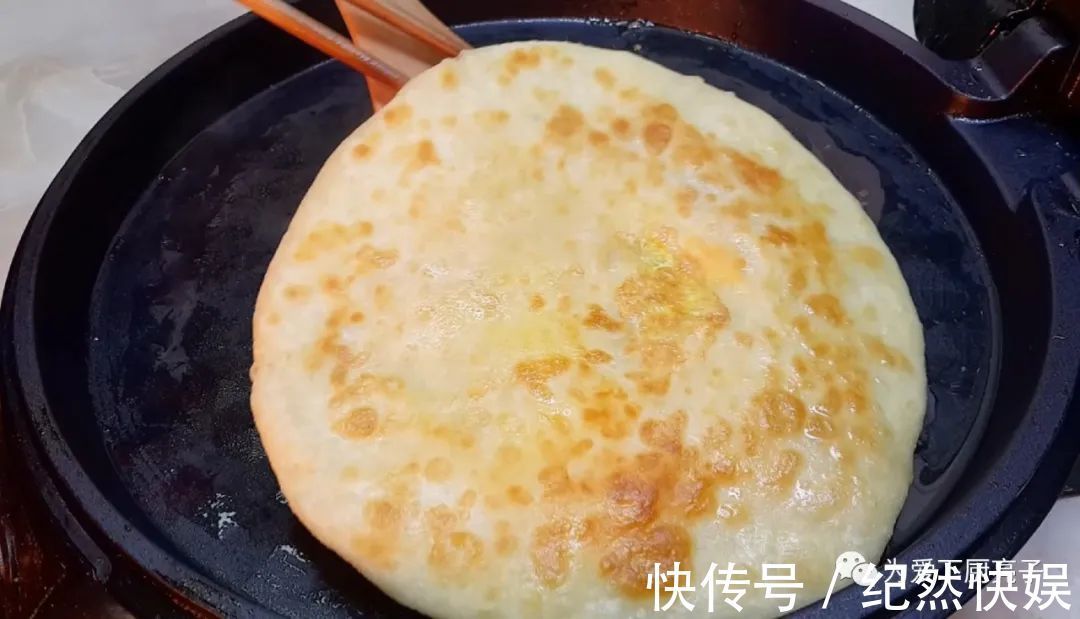 以后鸡蛋饼就这么做,教你简单做法,个个鼓大泡,一次成功不失败