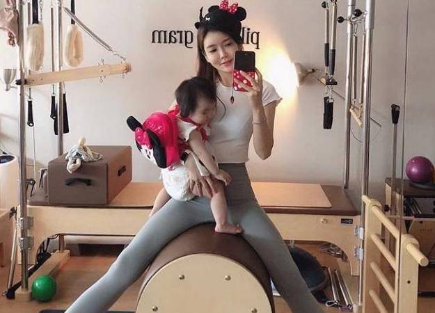 马甲线|90后辣妈本想晒娃,“马甲线”却成了亮点,坚持健身是关键