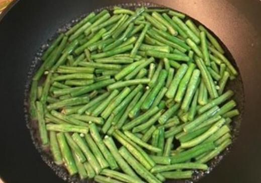 大厨|豆角别再直接下锅炒，大厨教你再加一步，豆角鲜嫩爽脆特好吃！