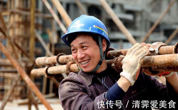 |农民工带儿子买玩具,钱不够被笑话,老人说的话,让老板羞愧