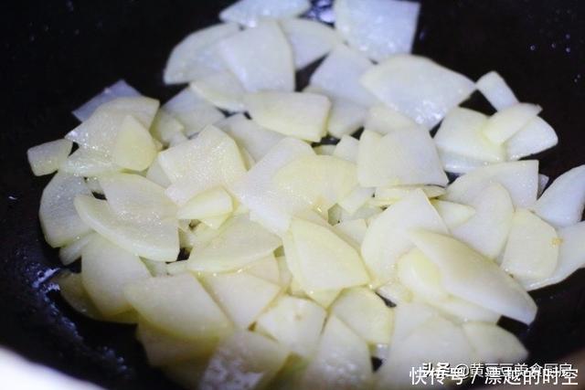 土豆别再炒土豆丝了，这种做法才是孩子最爱的，炒一盘都不够吃