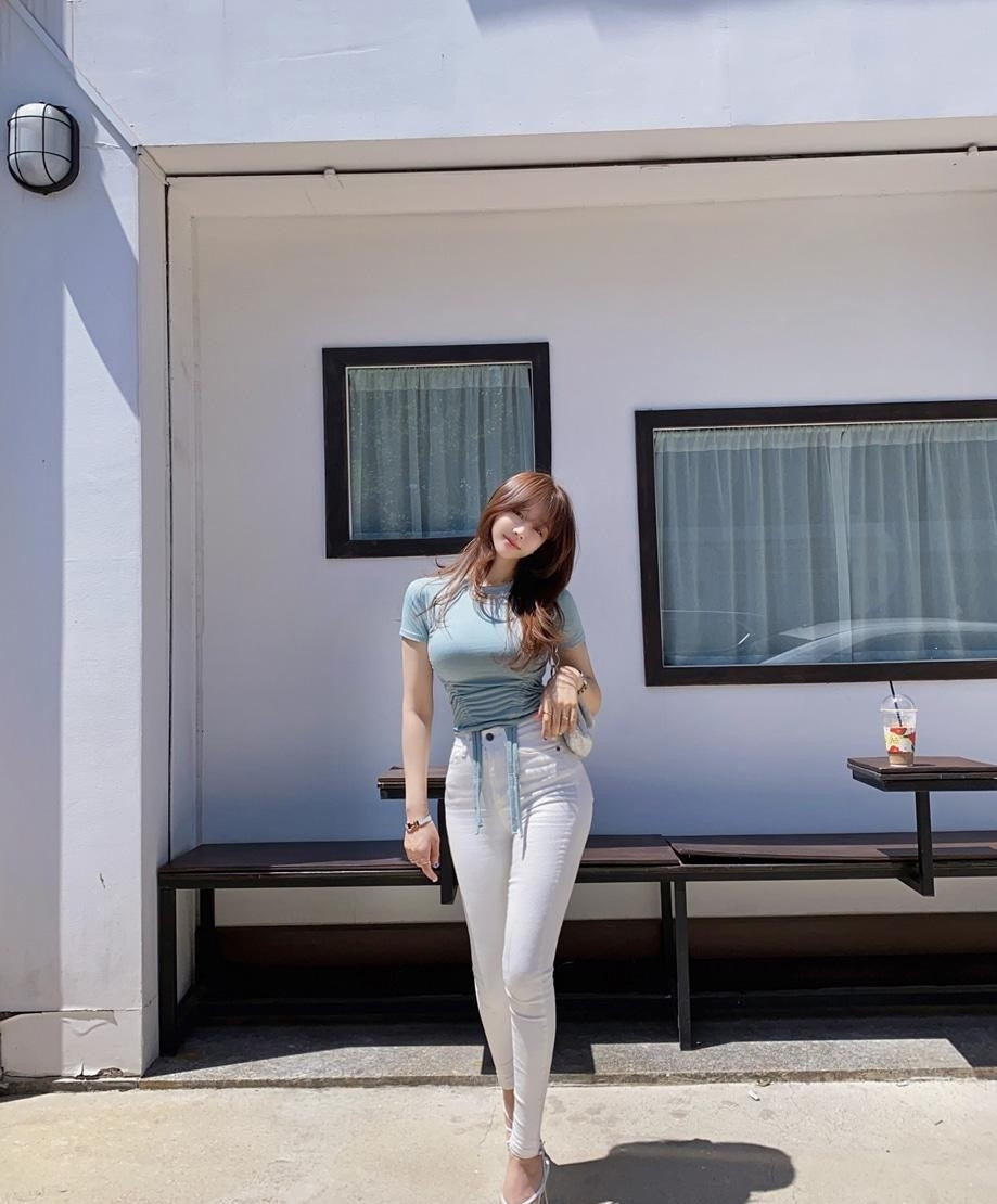 曲线|身材娇小但曲线曼妙的小姐姐, T恤配白色牛仔裤的样子, 美得很惊艳