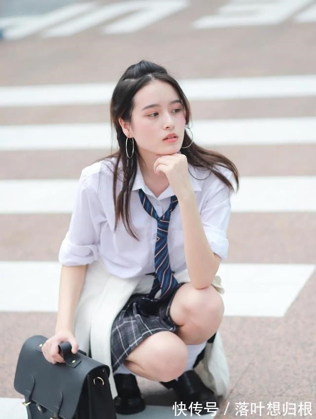穿搭 2021最美学院风穿搭白衬衫+格纹短裙,腰间扎件衣服当点缀!