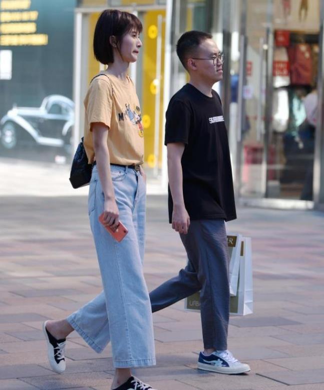 紧身|街拍小姐姐上衣白色的一字肩紧身针织衫搭配牛仔短裤,美极了