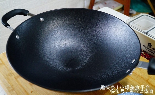 跟着我一起|买回来的新锅，千万不要直接用，大厨教开锅技巧，不粘锅也不生锈
