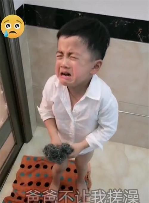 3岁儿子帮爸爸搓澡被拒绝,看清娃手上的东西后,网友:来报仇的