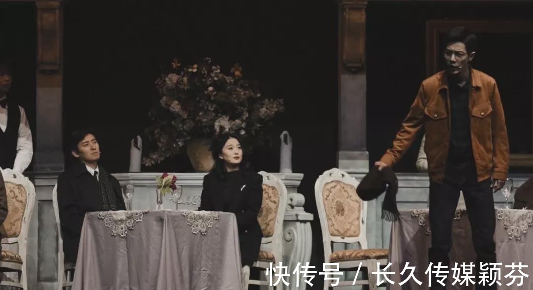 肖戰|肖戰話劇紀錄片曝光，無實物表演吃東西被辣到，素顏出鏡無包袱