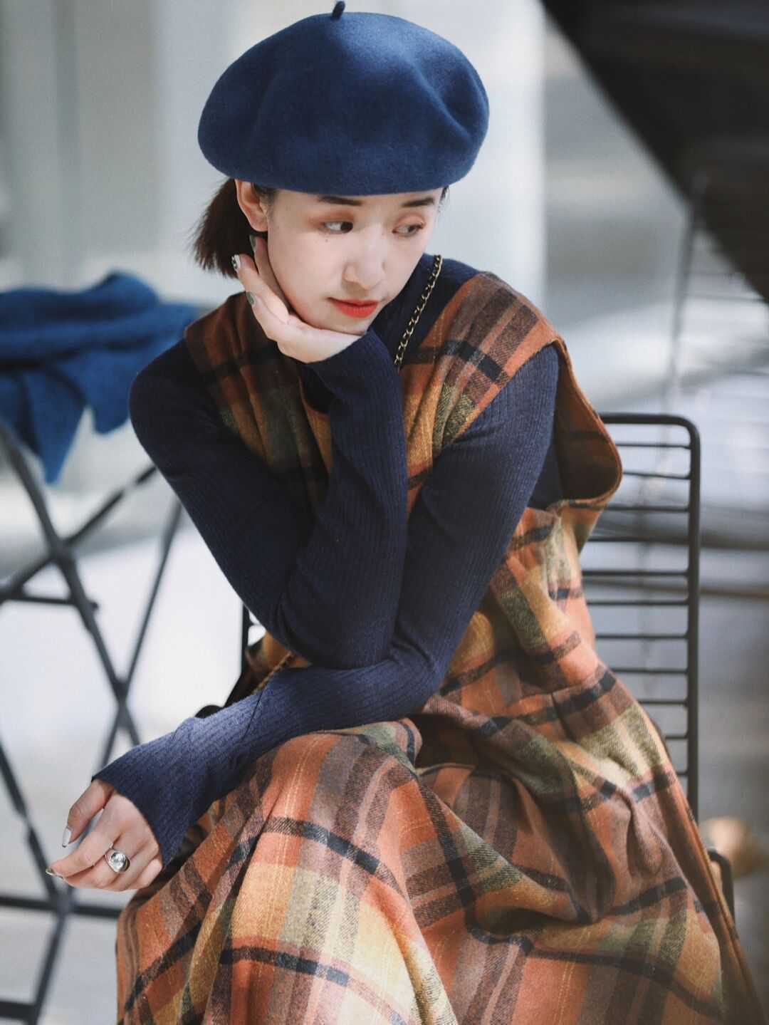 小姐姐|还在纠结冬天穿什么?套头毛衣搭配连衣裙,让你俏皮清新又自信