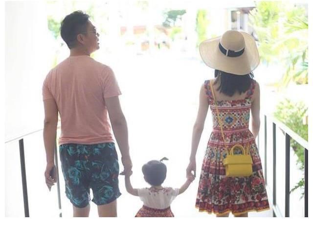 刻录机|看看刘强东和章泽天的家,地上全是女儿的玩具,真的太接地气了