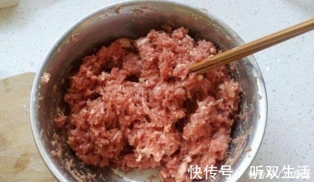 丸子|炸丸子时,万万不要再加淀粉了换成它,丸子外酥里嫩,还不油腻