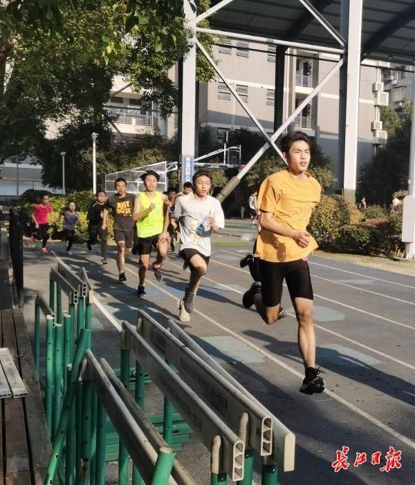 动感少年挥汗如雨，跑着跳着“犇”向梦想