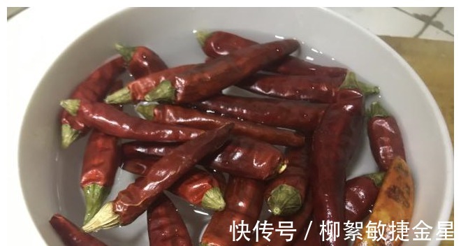 辣子鸡|干辣椒总是炒糊70岁厨师只需多这2步,香辣不糊,炒菜都有!