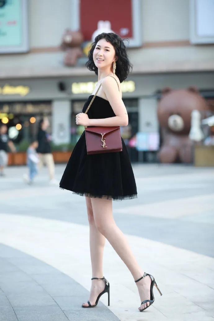 街拍时尚:黑色蓬蓬裙带来暗黑风格,做一个叛逆的傲娇小女生