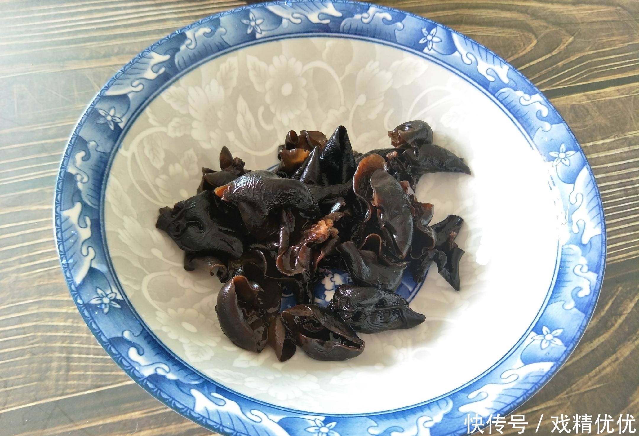 肉质|泡发木耳时,用冷水还是热水?泡几分钟合适,教你详细烹饪方法