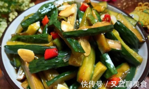 腌黄瓜时,洗净直接撒盐就“废了”,多加这一步,黄瓜酸脆好保存