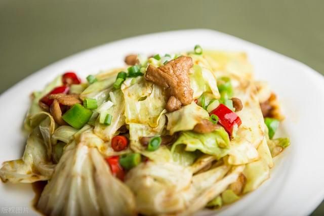 手撕包菜|做手撕包菜时，过油还是焯水？教你好吃的做法，脆嫩爽口超入味