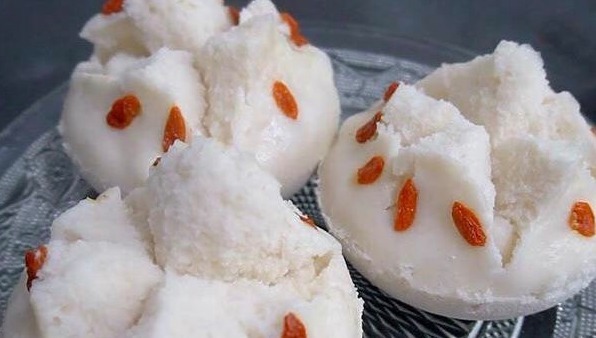 1碗面粉2个鸡蛋，做好吃的开口笑，香酥可口，大人小孩都爱吃