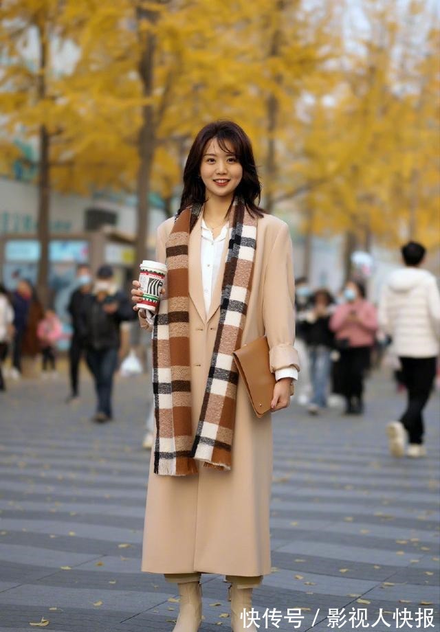 搭配 大衣下面尽量少配运动鞋,现在流行这样穿,时髦又能显气质!