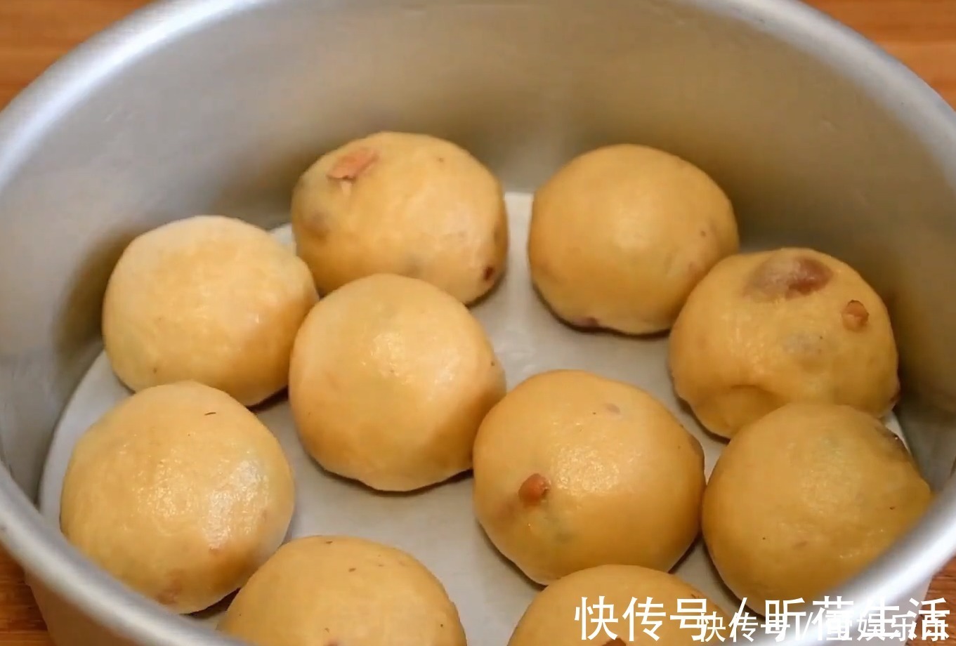 1碗面粉,加4个鸡蛋,不用水,不用烤箱,教你做柔软香甜拉丝面包