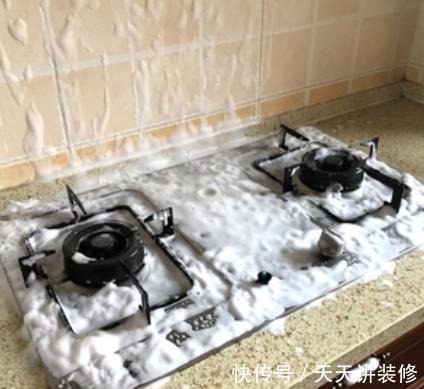 还在为厨房油污而烦恼?别急,教你3招,老油灶也能变得干净如新