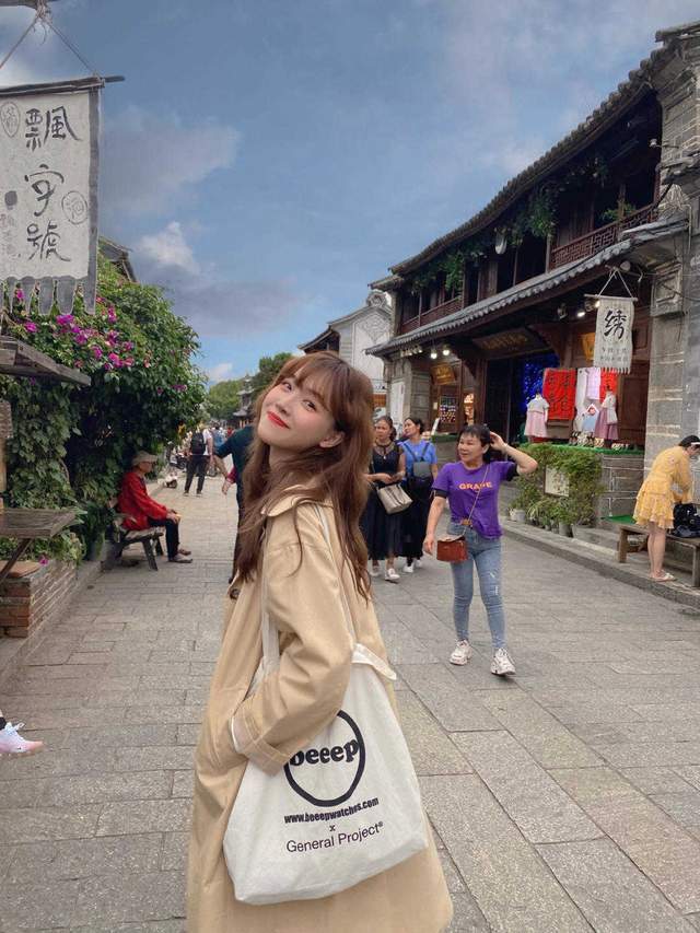 穿搭|这是我见过最洋气的通勤穿搭:风衣搭配牛仔裤,很实用又高级洋气