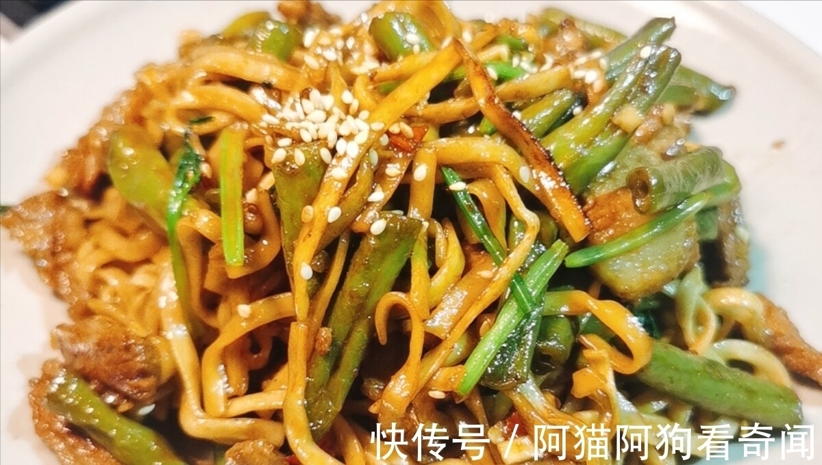 豆角焖面，面条直接下锅是错的，多做1步，根根干香入味，不粘连