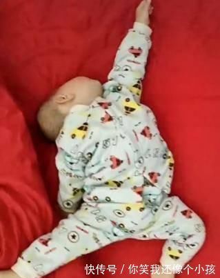 宝宝|妈妈掀开被子,被宝宝“奔月”睡姿笑趴,网友:是你吗?嫦娥仙子