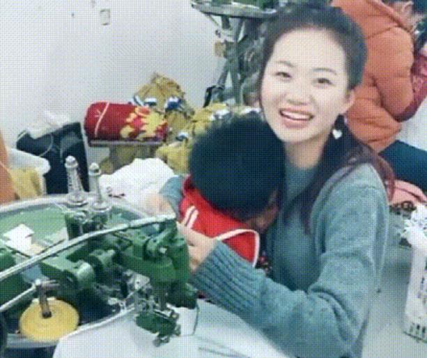 动画片|“最美厂花”带儿子上班,孩子在妈妈怀里睡着,网友感叹更美了