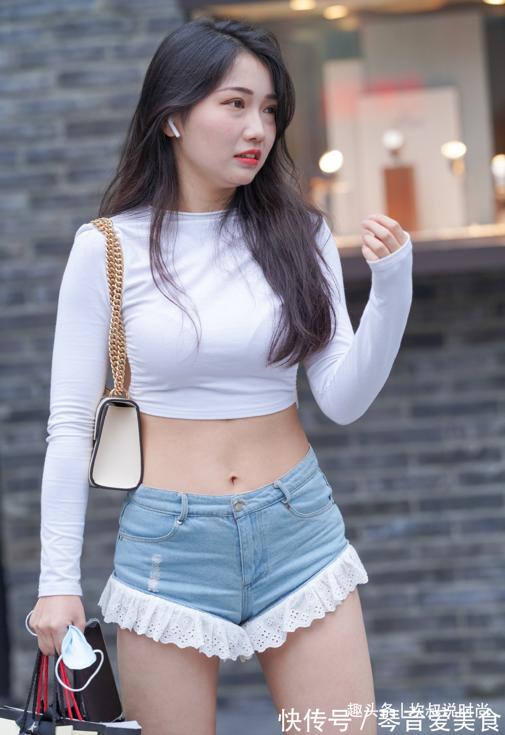 蕾丝 初秋时髦穿搭,“露背衣”配短裤,既“有心机”又舒适!