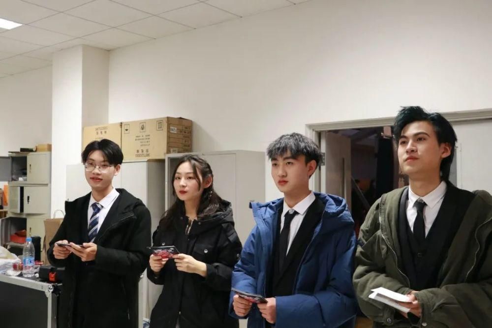 冬天的第二场雪和今晚的校园歌手大赛更配噢～