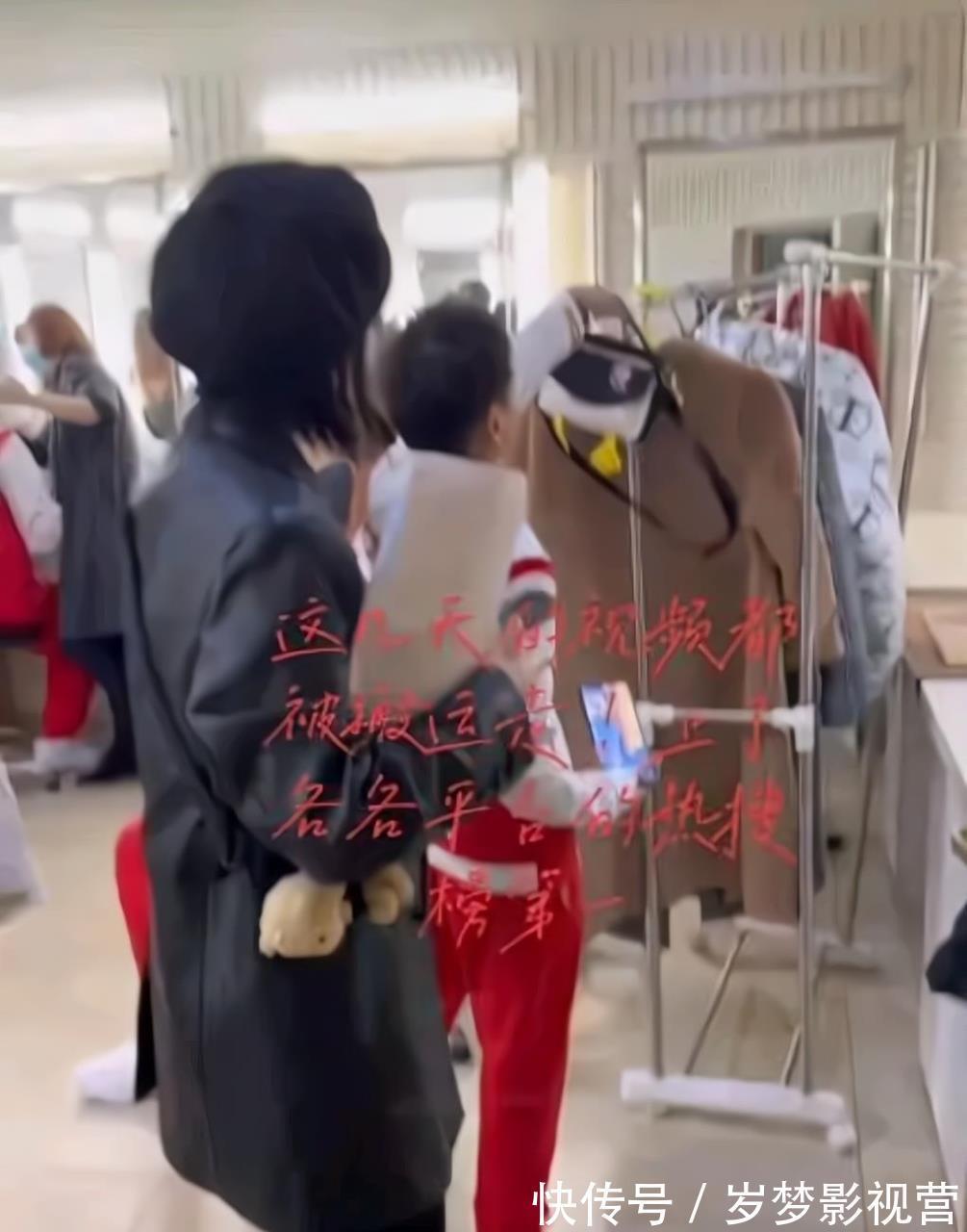 工作人员|全红婵玩游戏忘乎所以被工作人员催促,红姐低头玩根本不搭理-