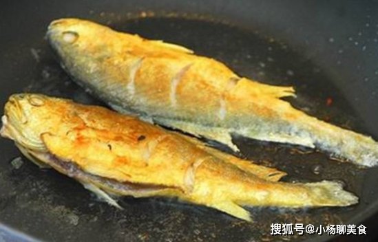 鱼肉|煎鱼时，千万不要直接下油锅，掌握3个技巧，鱼肉不粘锅不破皮