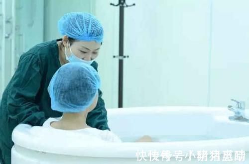 医生|国外孕妇都在用的“水中分娩”,真的适合中国产妇吗?看完秒懂