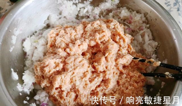 天气冷了，来一个热乎乎的肉包子，越嚼越香全身都暖和了，舒服啊！