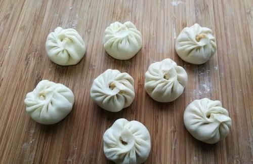 鲜香多汁小笼包，鲜美无比，吃起来满口流香