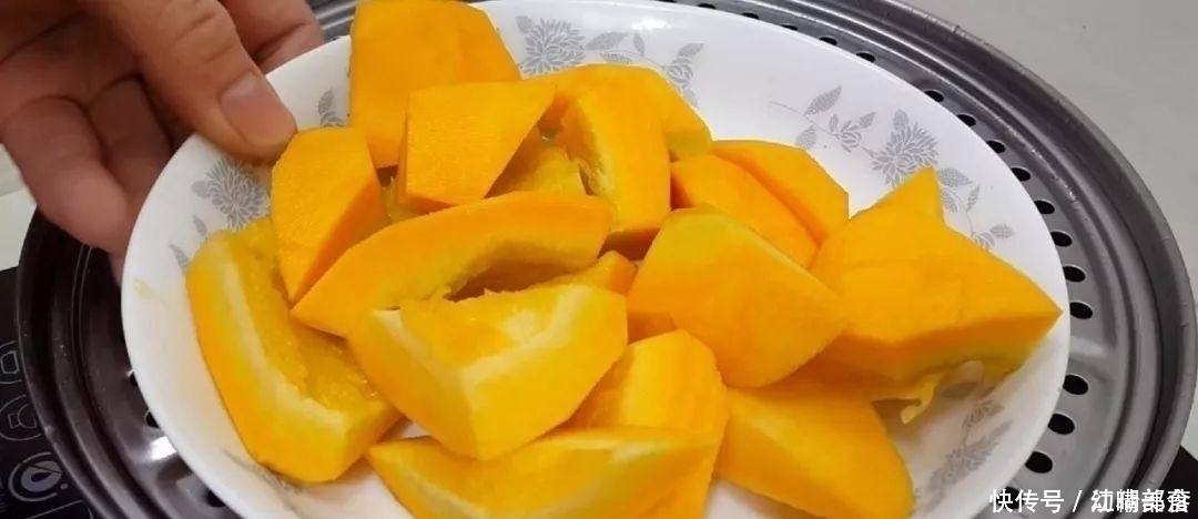 南瓜又出新吃法,不用油炸,比面包馒头做法简单,比南瓜饼还好吃